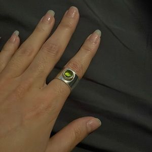 Silver ring w a simulated peridot stone, size 6